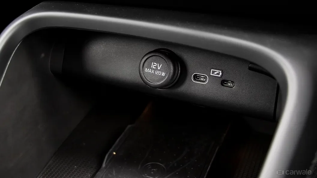 XC40 USB Port/AUX/Power Socket/Wireless Charging Image, XC40 Photos in ...