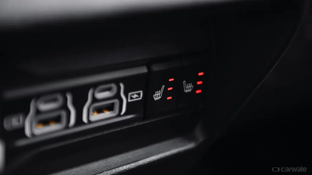 Grand Cherokee USB Port/AUX/Power Socket/Wireless Charging Image, Grand