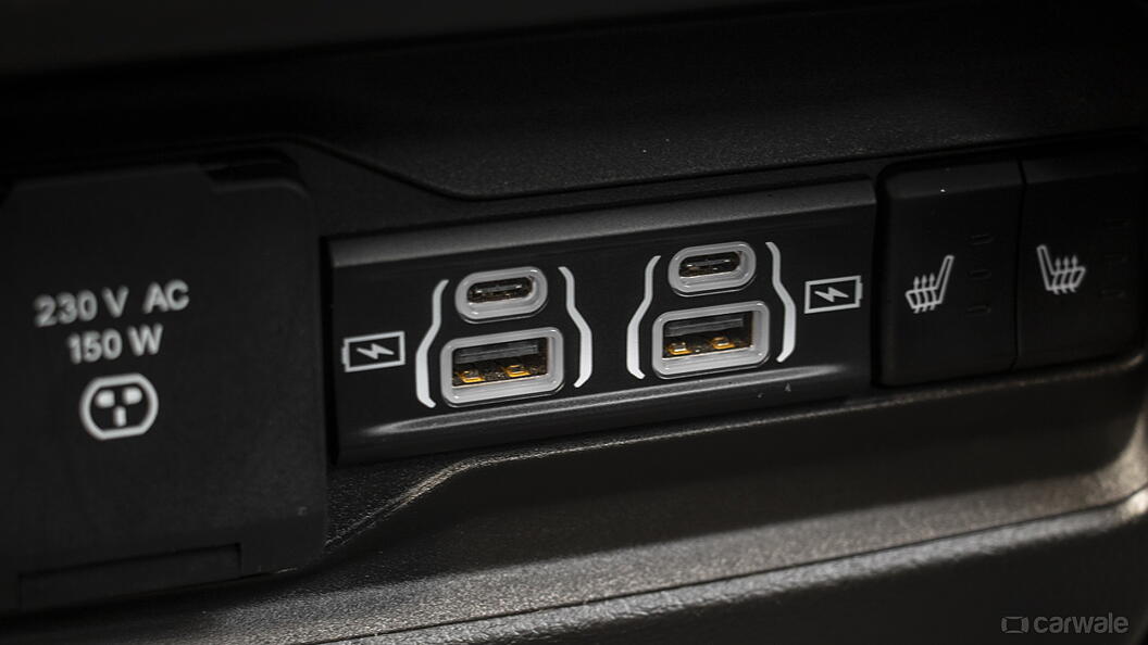 Grand Cherokee USB Port/AUX/Power Socket/Wireless Charging Image, Grand
