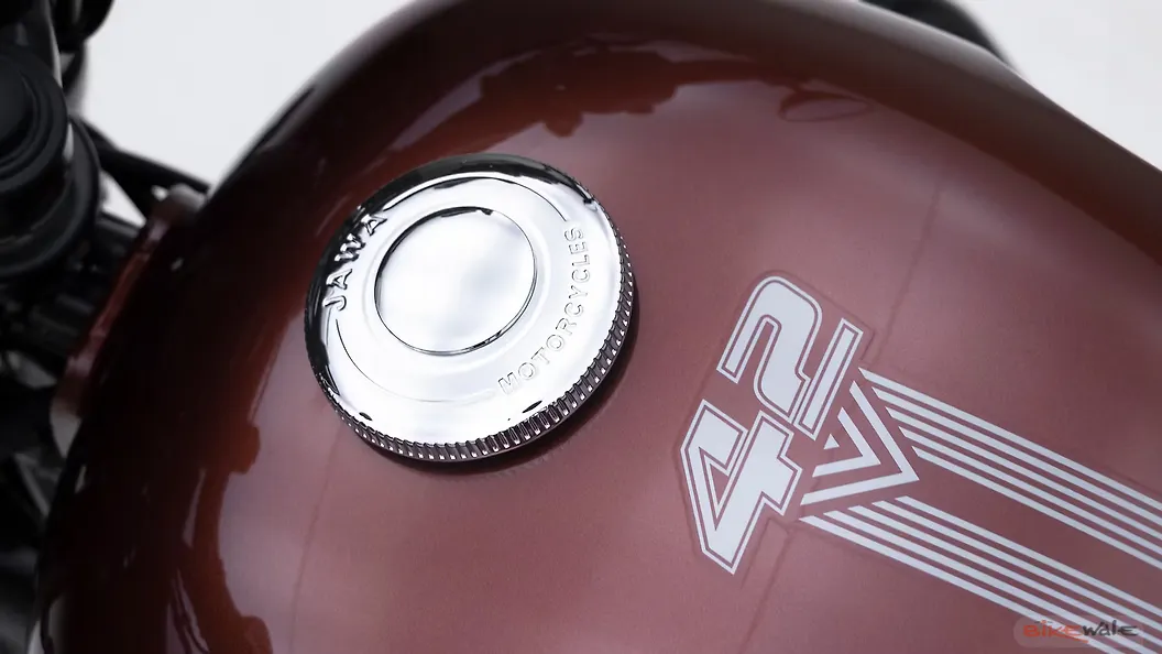 Jawa 42 Bobber Fuel Tank Image BikeWale