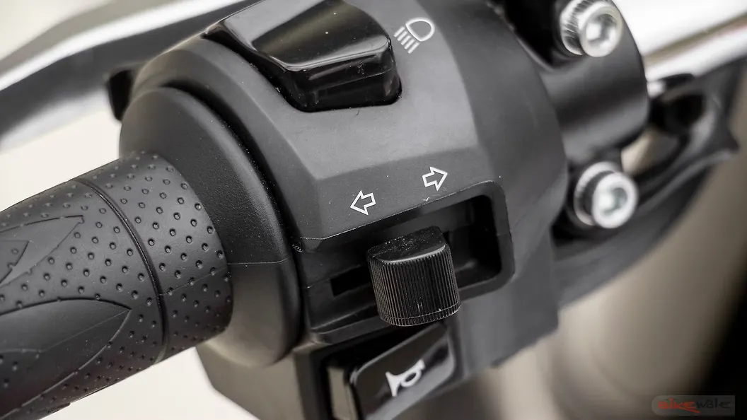 QJ Motor SRC 500 Turn Indicators Switch Image BikeWale