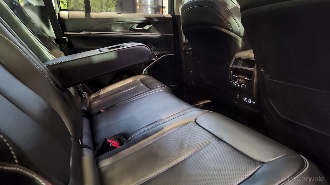 Grand Cherokee Rear Seats Image, Grand Cherokee Photos In India - Carwale