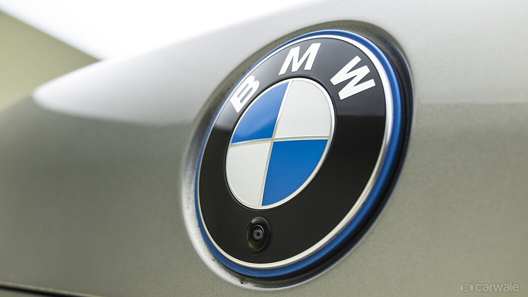BMW i7 Front Logo
