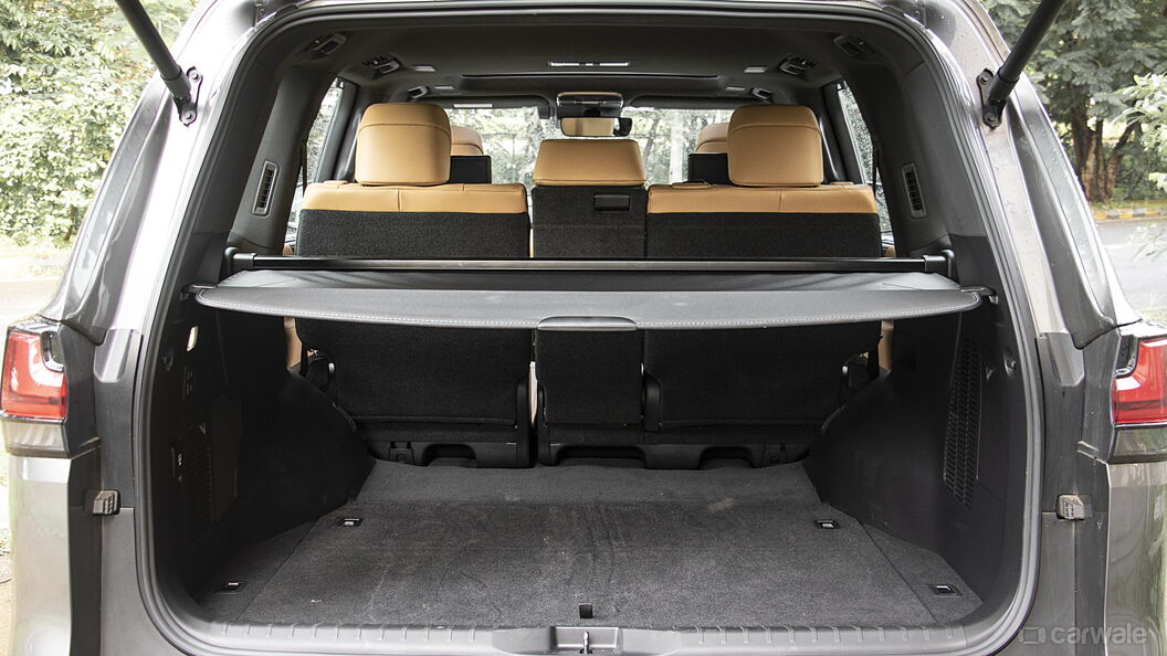 Lexus LX Bootspace with Parcel Tray/Retractable