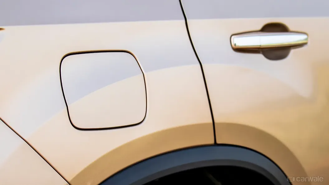 टाटा सफारी क्लोज्ड फ्यूल लिड