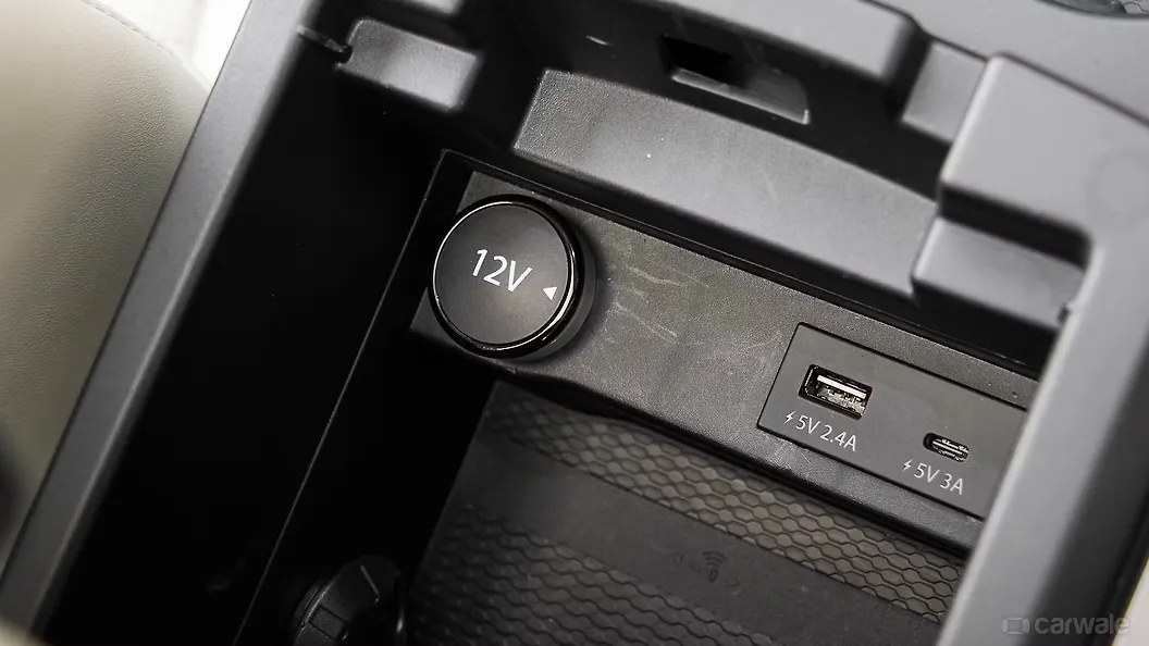 टाटा सफारी यूएसबी पोर्ट / ऑक्स / पावर सॉकेट / वायरलेस चार्जिंग