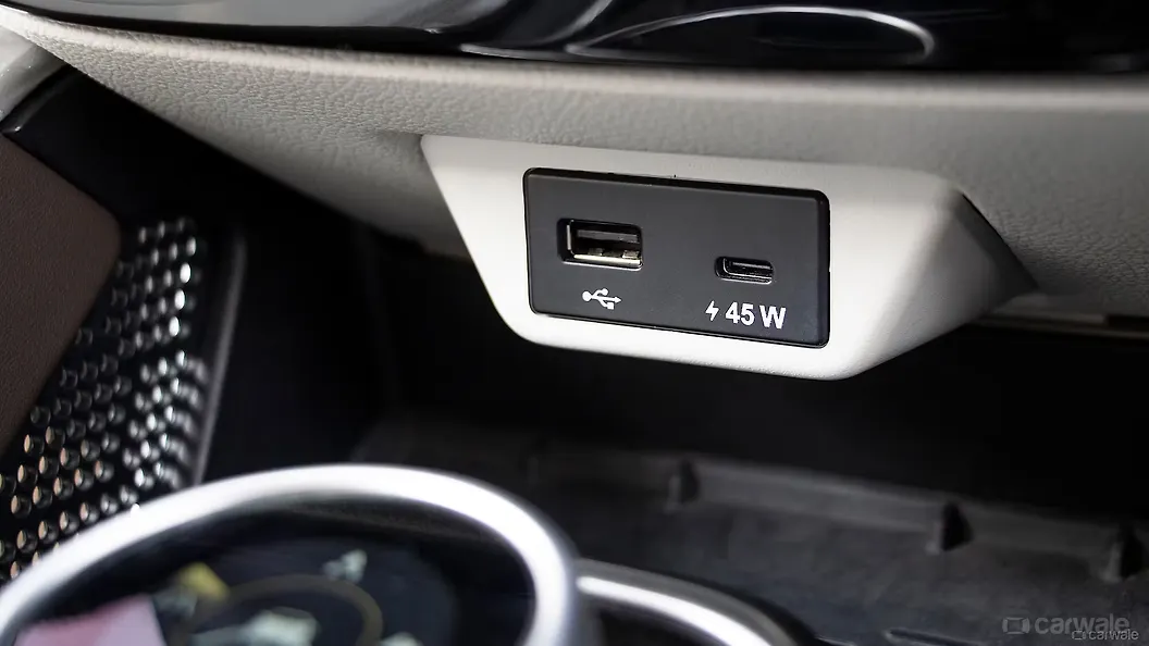 टाटा सफारी यूएसबी पोर्ट / ऑक्स / पावर सॉकेट / वायरलेस चार्जिंग