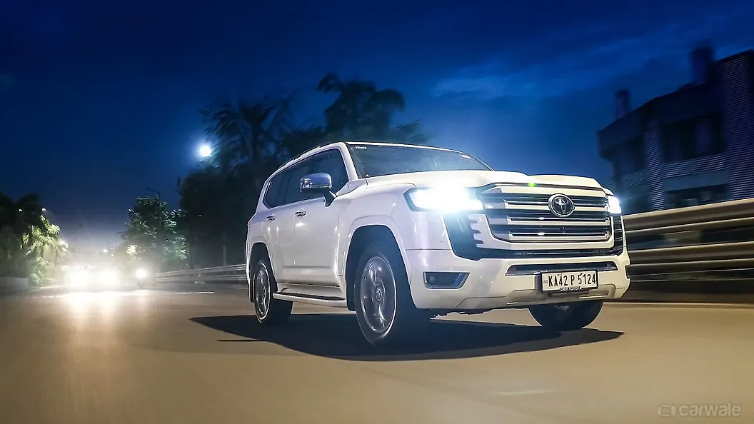 टोयोटा लैंड क्रूज़र ठीक सामने तीन चौथाई