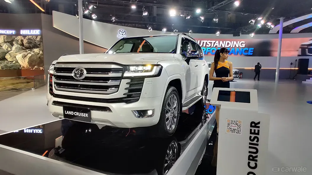 Land Cruiser Rear View Image, Land Cruiser Photos in India - CarWale