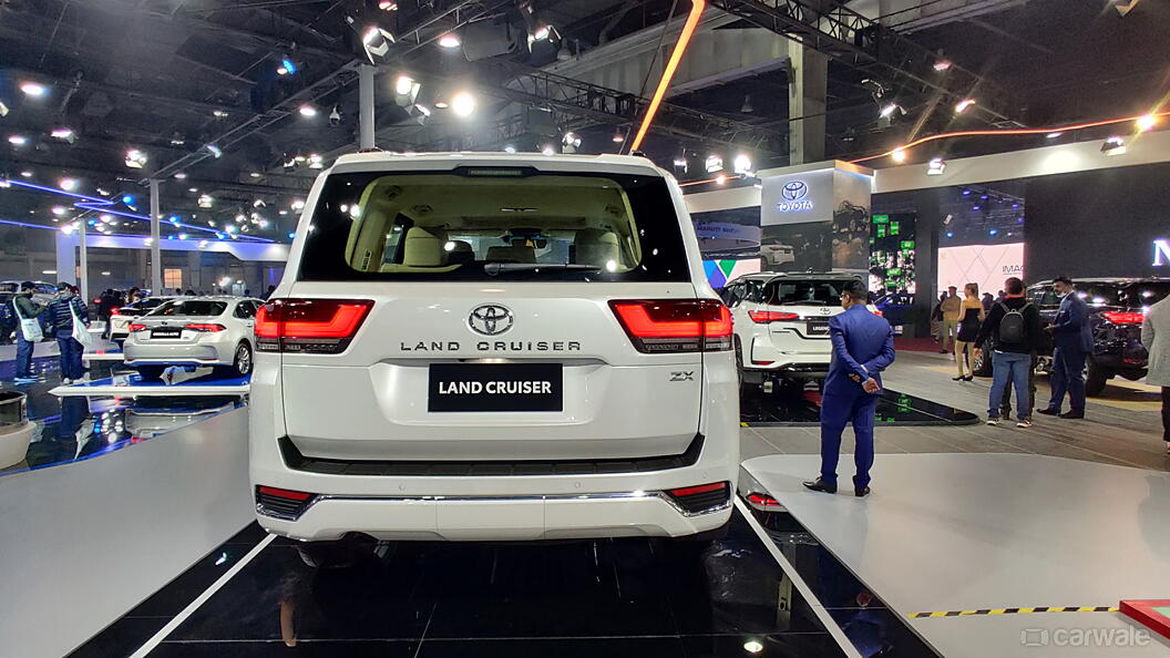 Land Cruiser Rear View Image, Land Cruiser Photos in India - CarWale