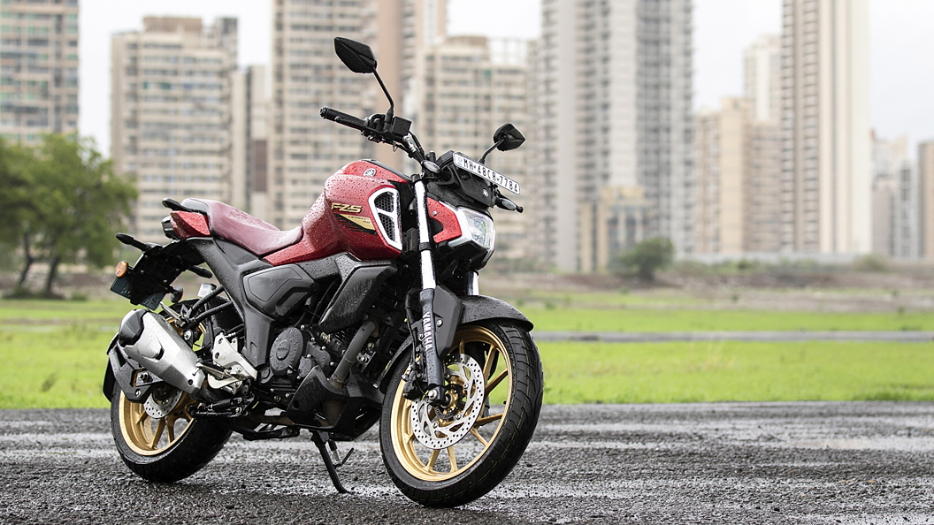 Yamaha FZS FI V4 Right Front Three Quarter Image – BikeWale