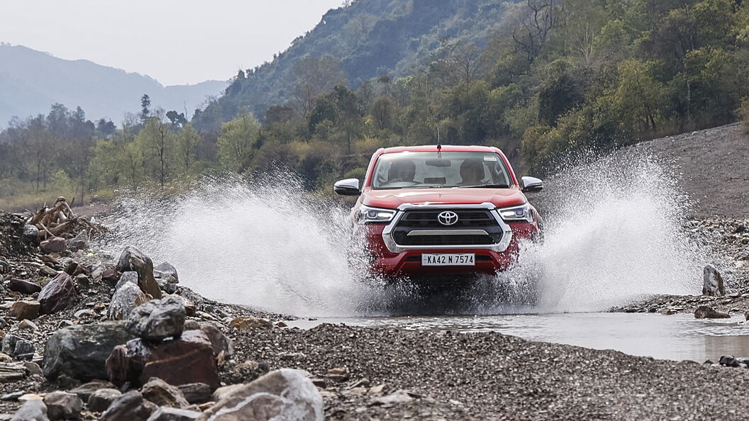 Hilux Front View Image, Hilux Photos in India - CarWale