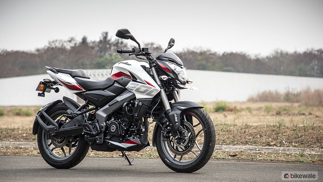 Bajaj Pulsar NS200 Right Front Three Quarter Image – BikeWale