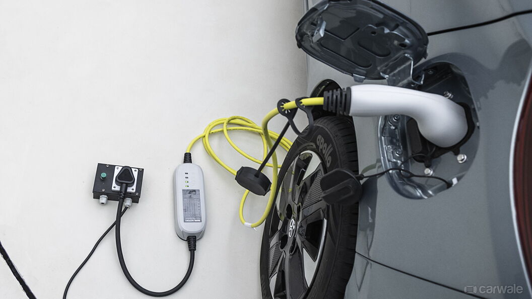 टाटा टियागो ईवी ईवी कार चार्जिंग पोर्टेबल चार्जर