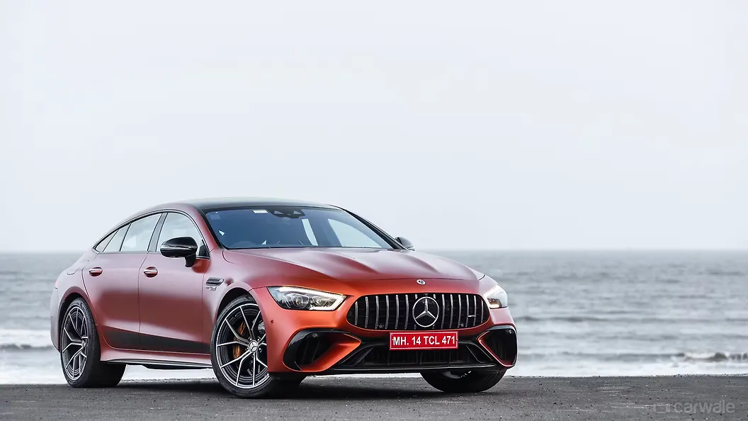 मर्सिडीज़ बेंज़ AMG GT 63 S ई परफ़ॉर्मेंस ठीक सामने तीन चौथाई