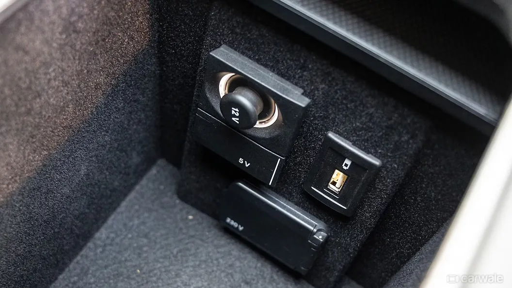 Mercedes-Benz AMG GT 63 S E Performance USB Port/AUX/Power Socket/Wireless Charging