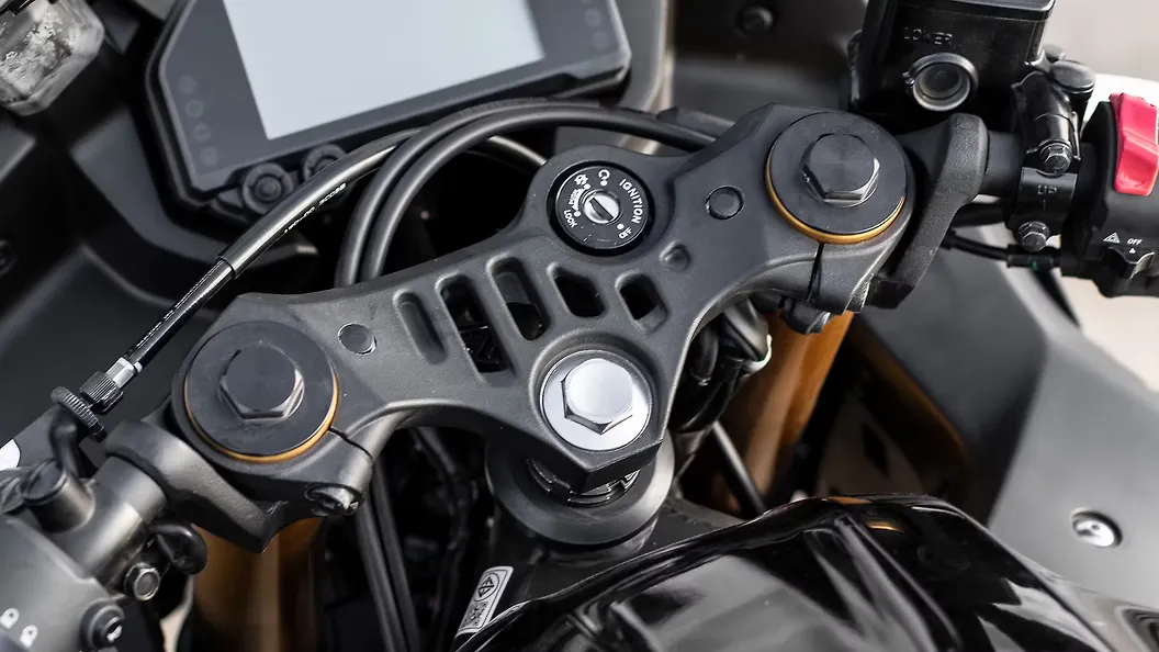 Yamaha YZF-R3 Handlebar Clamp Image – BikeWale