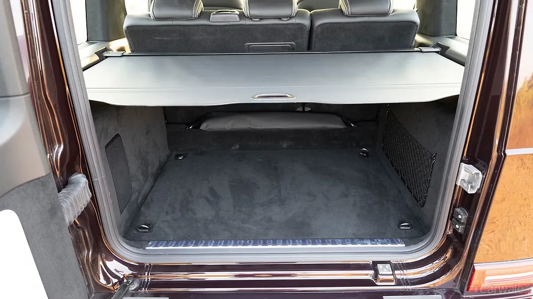 Mercedes-Benz G-Class Bootspace with Parcel Tray/Retractable