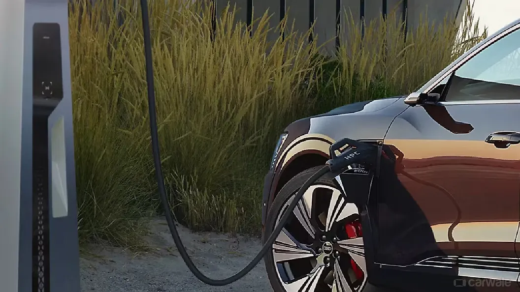 ऑडी Q8 स्पोर्टबैक ई-ट्रॉन ईवी कार चार्जिंग पोर्टेबल चार्जर