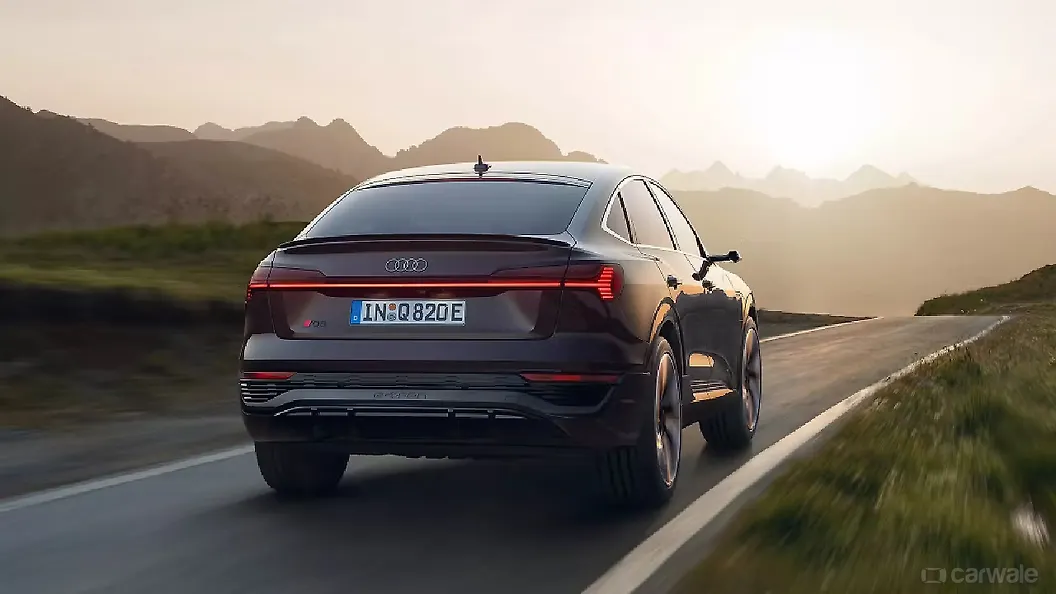ऑडी Q8 स्पोर्टबैक ई-ट्रॉन राइट रियर थ्री क्वार्टर
