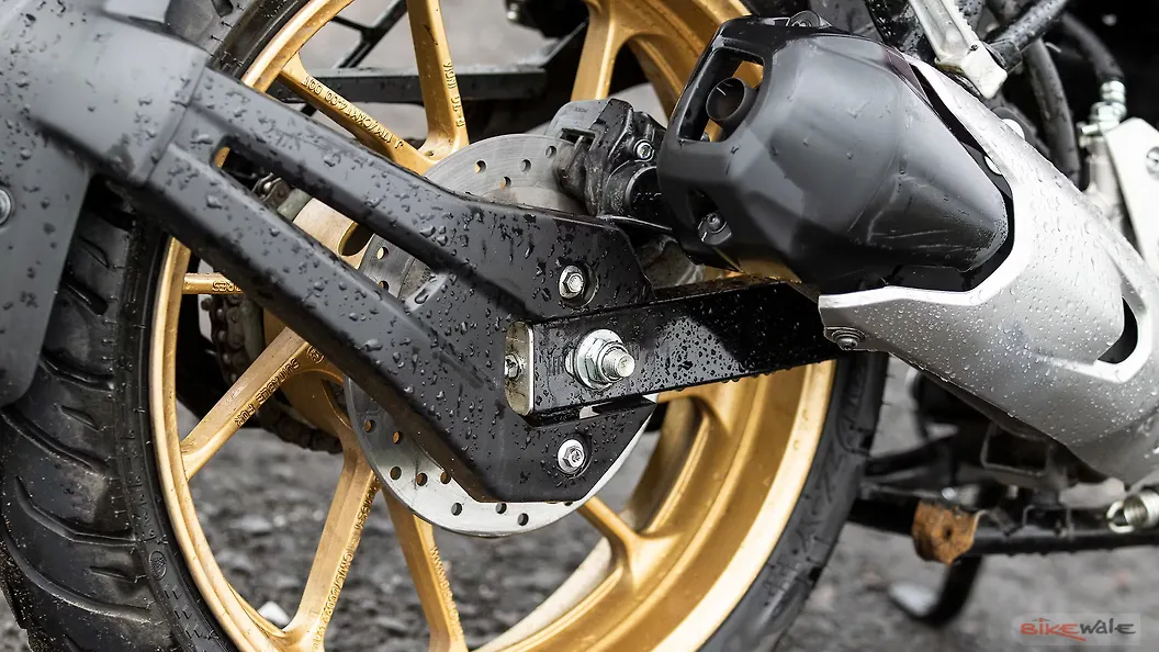 यामाहा FZS FI V4 दाईं ओर से इंजन तस्वीरें बाइकवाले