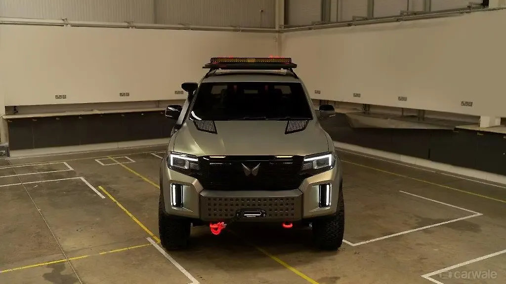 Mahindra Global Pik Up Front View