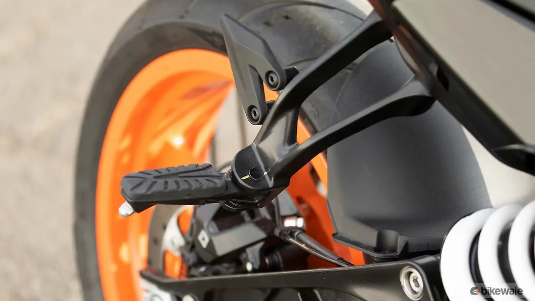 KTM 250 Duke Pillion Footrest Image BikeWale