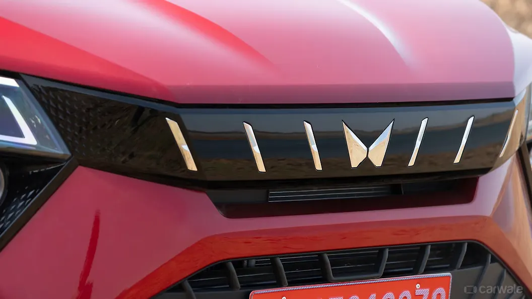 महिंद्रा XUV 3XO सामने का लोगो