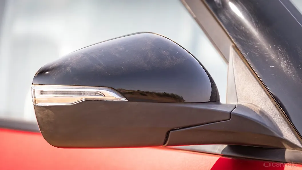 महिंद्रा XUV 3XO ओआरवीएम ब्लिंकर