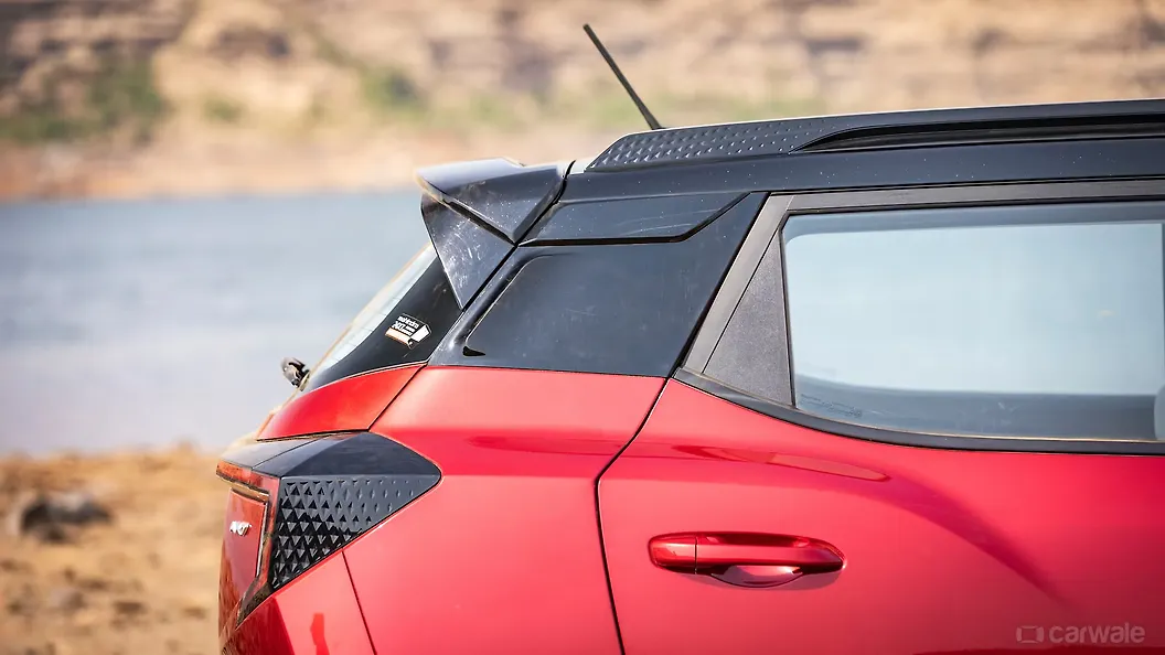 महिंद्रा XUV 3XO रियर क्वार्टर ग्लास