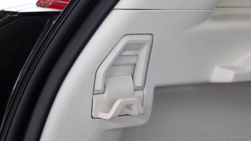 महिंद्रा XUV 3XO बूट पार्सल हुक्स