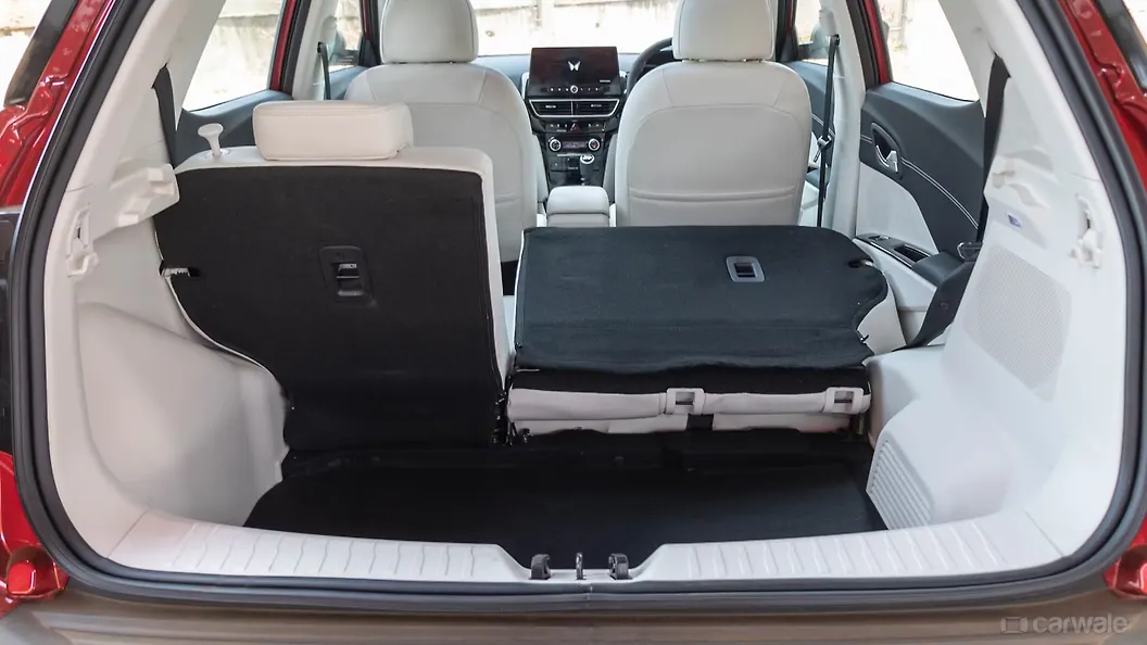 महिंद्रा XUV 3XO बूटस्पेस पीछे की स्प्लिट सीट मुड़ी हुई