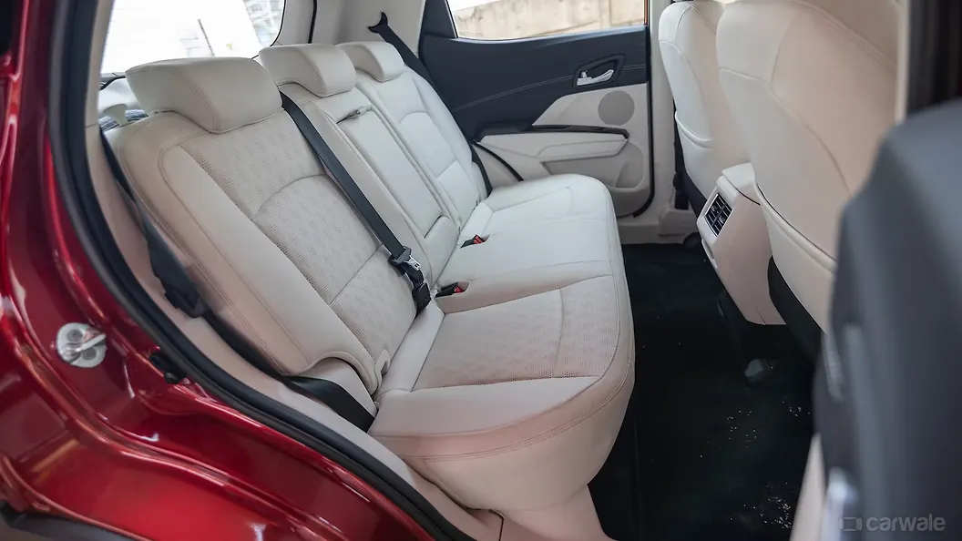 महिंद्रा XUV 3XO पीछे की सीटें
