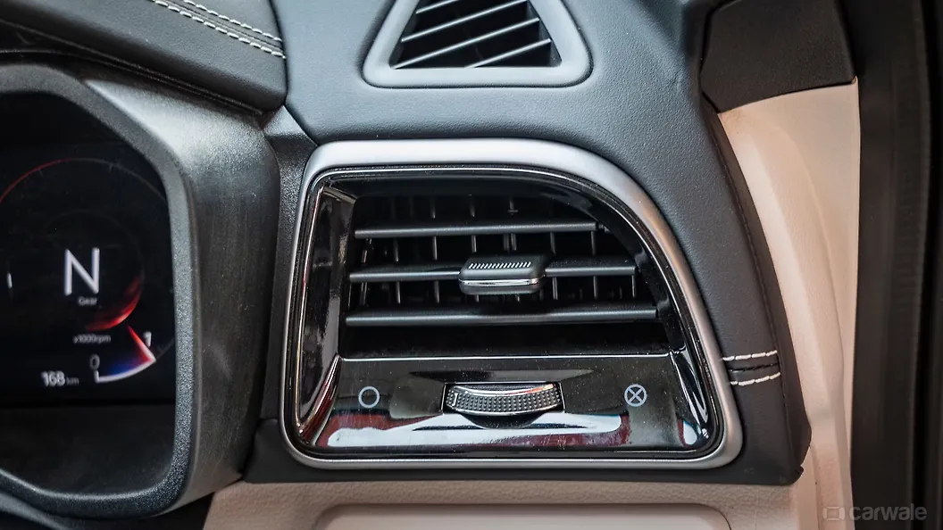 महिंद्रा XUV 3XO राइट साइड एयर वेंट