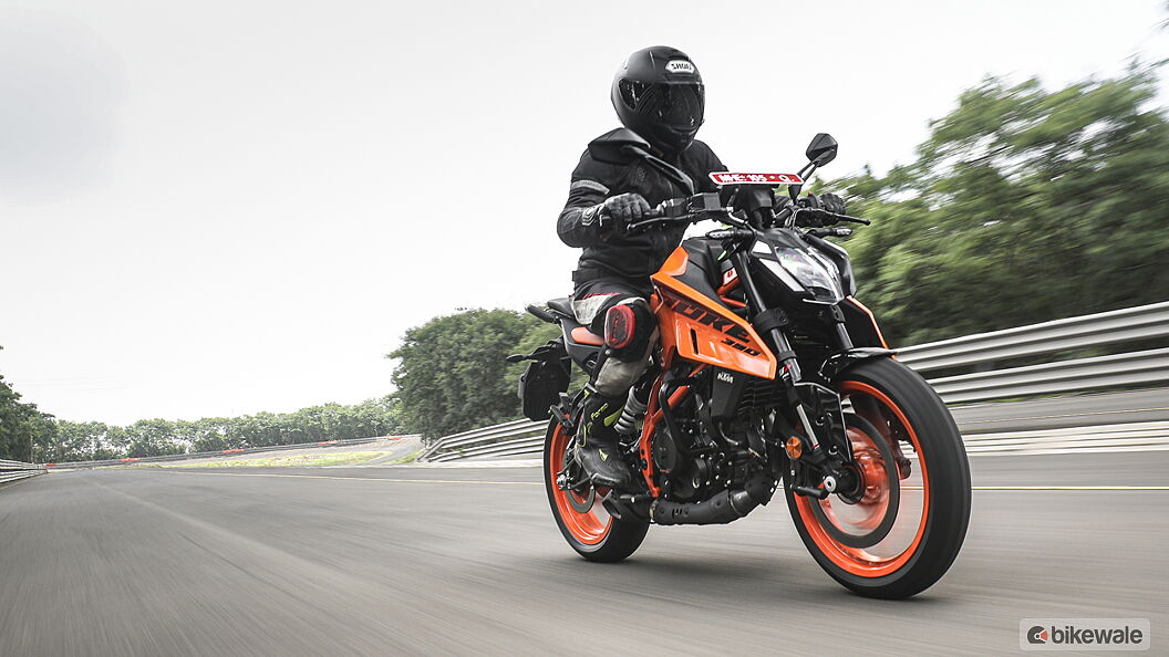 KTM 390 Duke Right Front Three Quarter Image – BikeWale