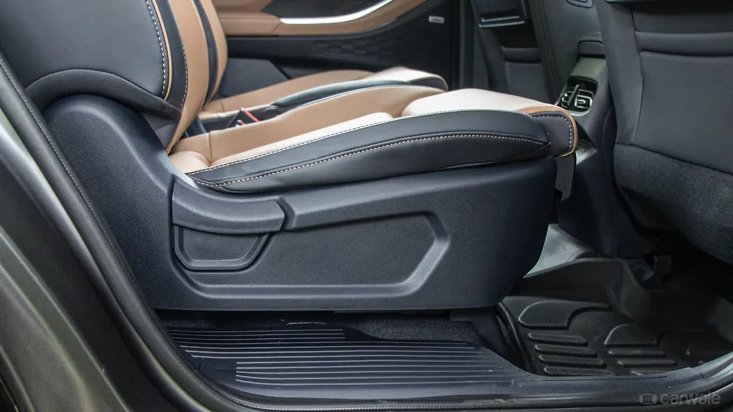 Alcazar Second Row Centre Arm Rest Image, Alcazar Photos in India CarWale