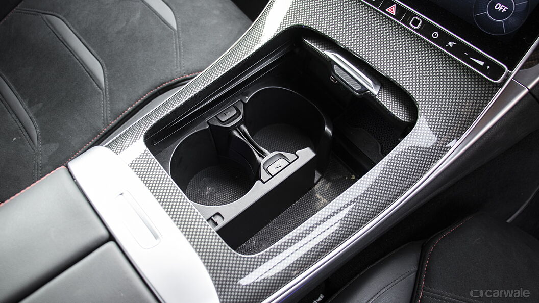 Mercedes-Benz AMG C 43 Cup Holders