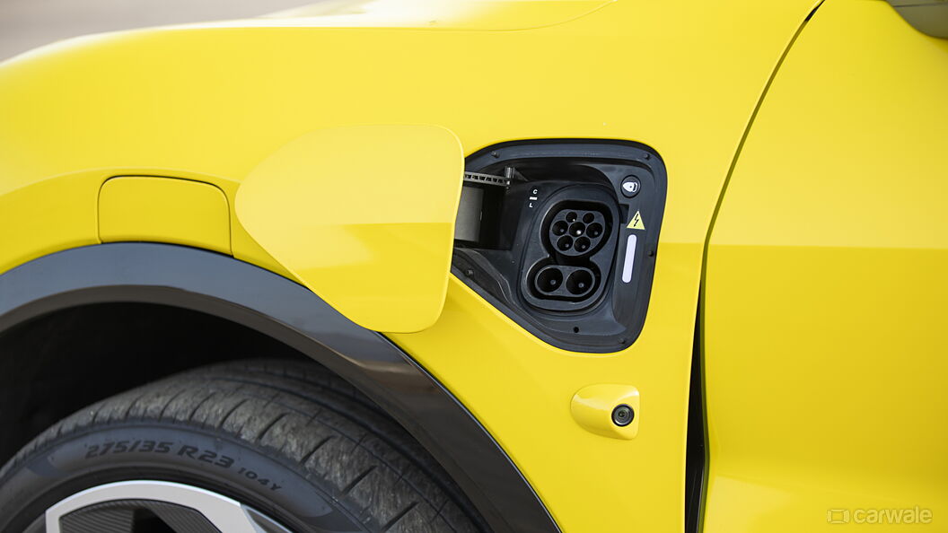 लोटस एलट्रे ईवी कार चार्जिंग इनपुट प्लग