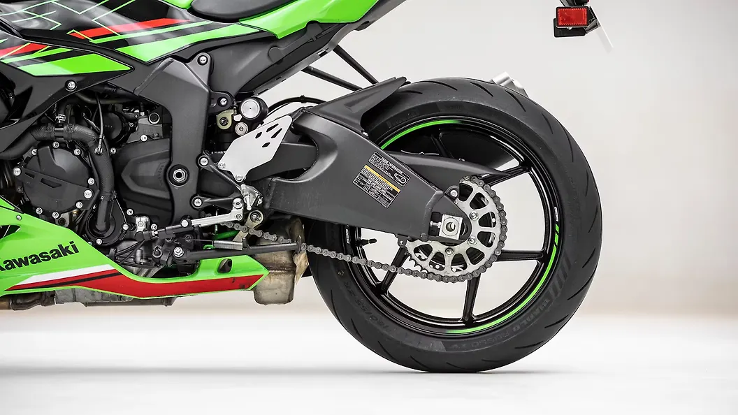 Kawasaki Ninja ZX-6R [2024] Rear Wheel Image – BikeWale
