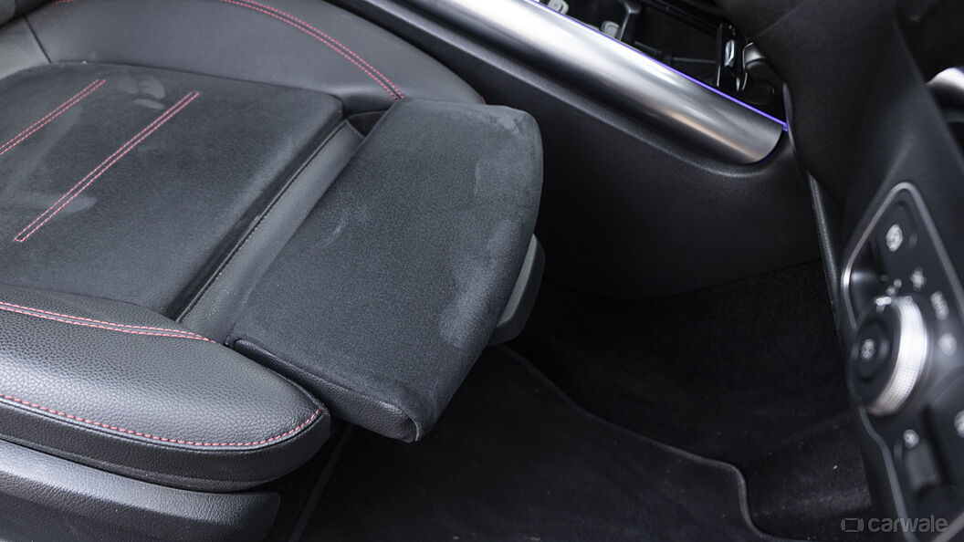 Mercedes-Benz GLA Driver's Seat Adjustable under-thigh Support