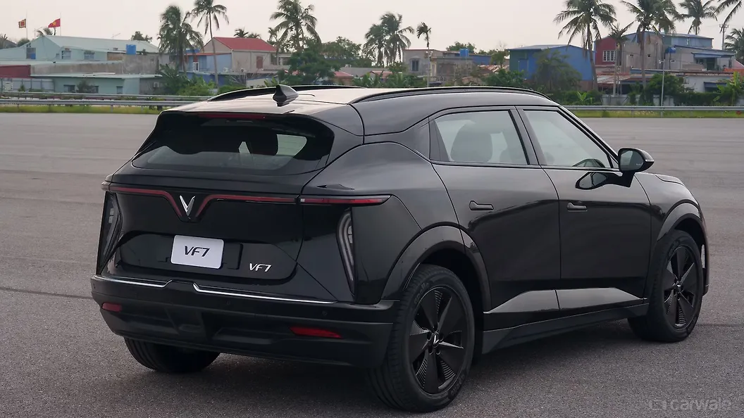 विनफ़ास्ट VF 7 लेफ्ट रियर थ्री क्वार्टर