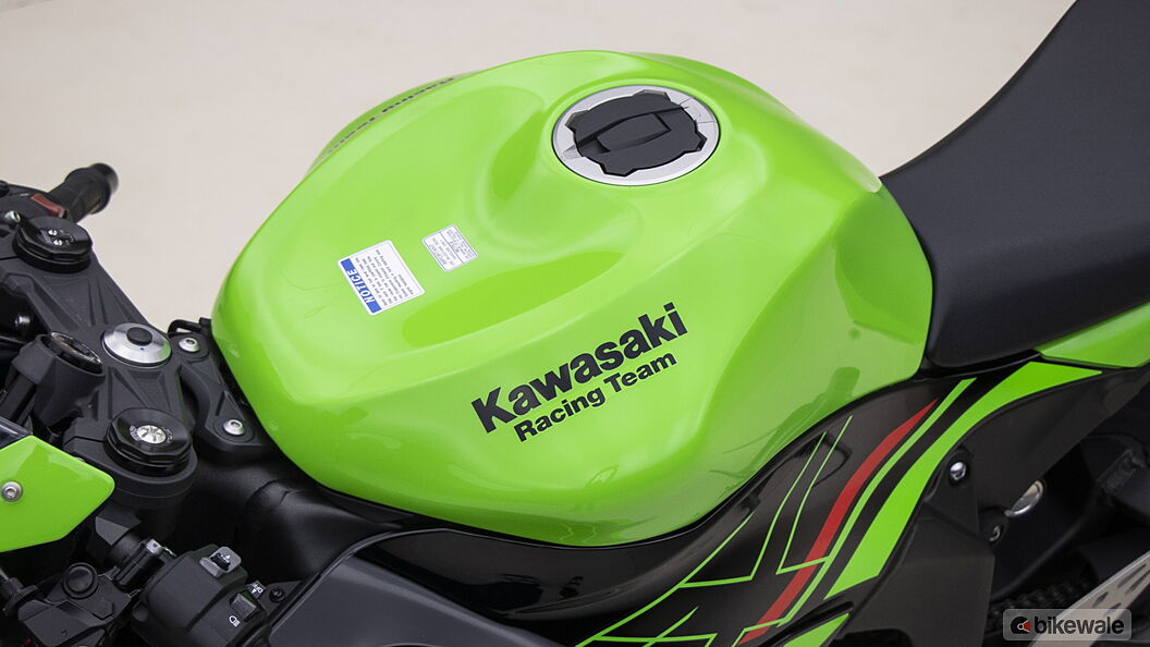 Kawasaki Ninja ZX-6R Fuel Tank Image – BikeWale