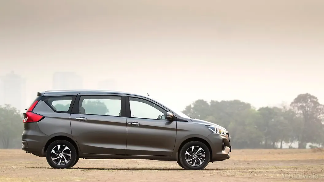 टोयोटा रुमियन राइट साइड का दृश्य