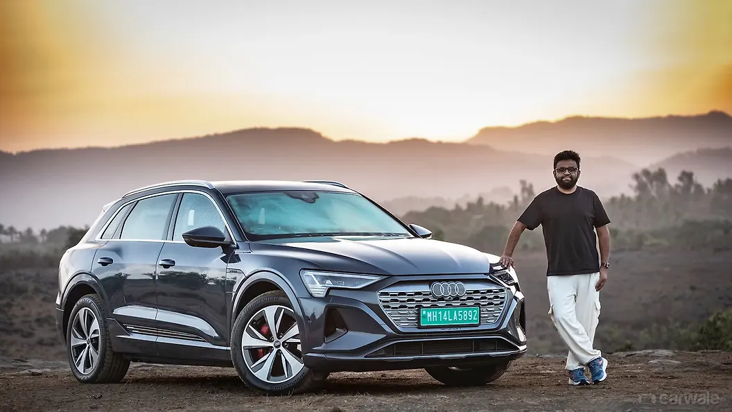 Audi Q8 e-tron Right Front Three Quarter