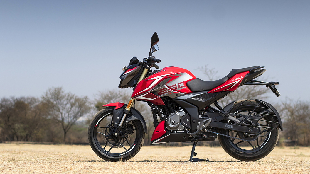 Bajaj Pulsar N250 Left Side View Image – BikeWale