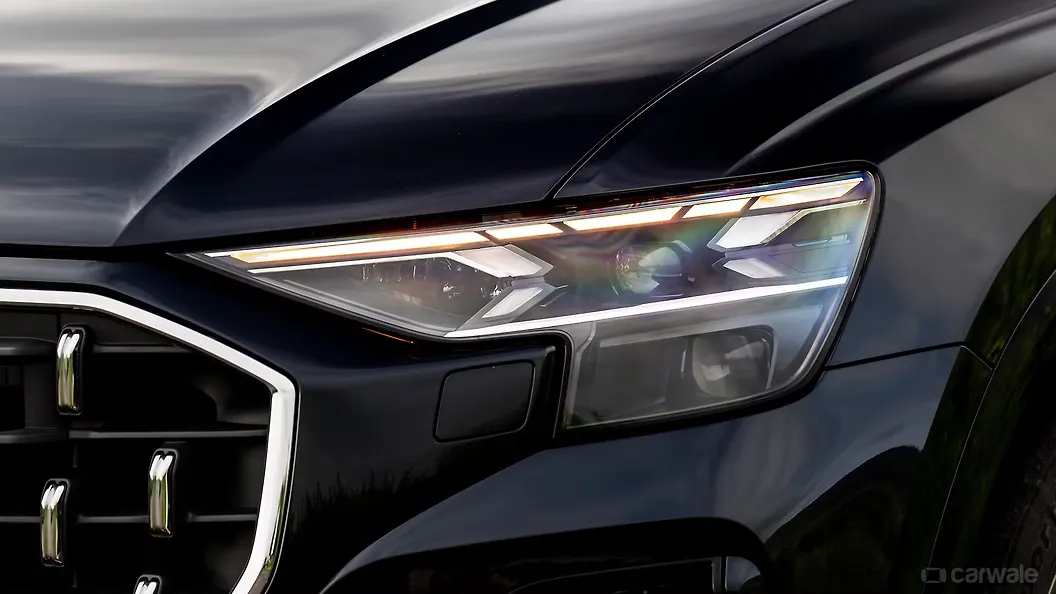 ऑडी Q8 ब्लिंकर