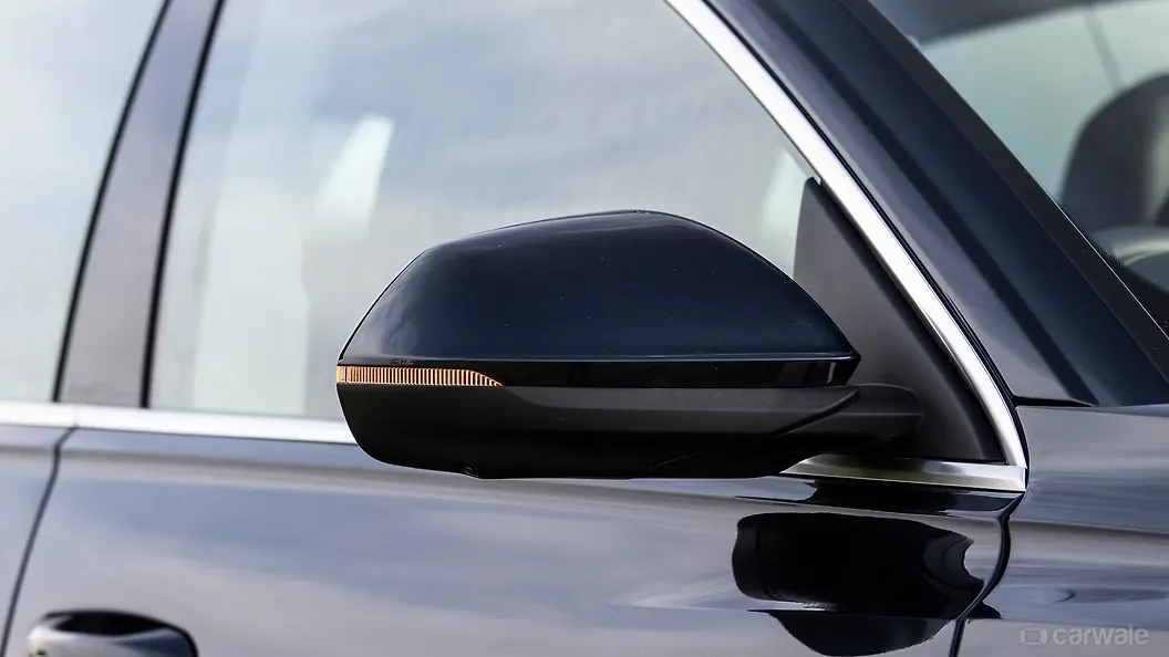 ऑडी Q8 ओआरवीएम ब्लिंकर