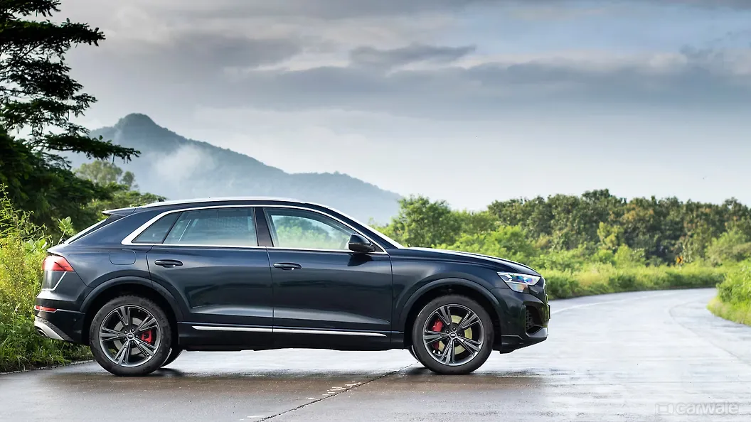 ऑडी Q8 राइट साइड का दृश्य