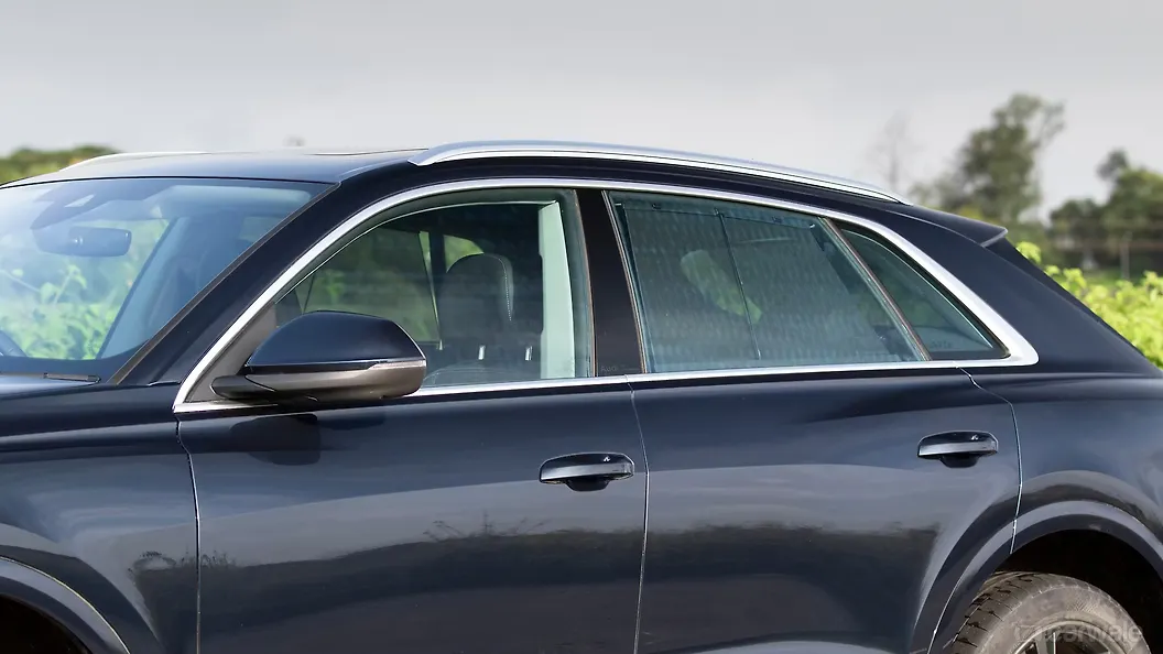 ऑडी Q8 साइड ग्लास हाउसिंग