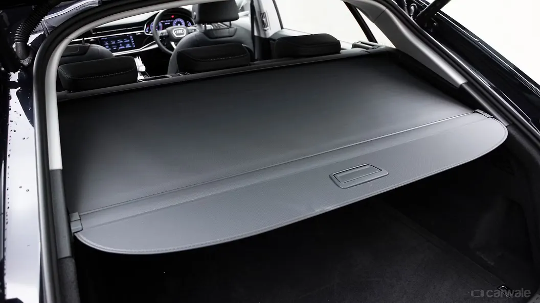 ऑडी Q8  पार्सल ट्रे के साथ बूटस्पेस / मुड़ने वाला
